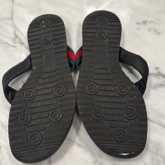 Authentic Vintage Gucci Black Sandals with Red and Green Straps - Picture 5 of 8